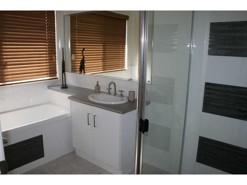 Unit 1/2 Meagan Close, Kearneys Spring QLD 4350