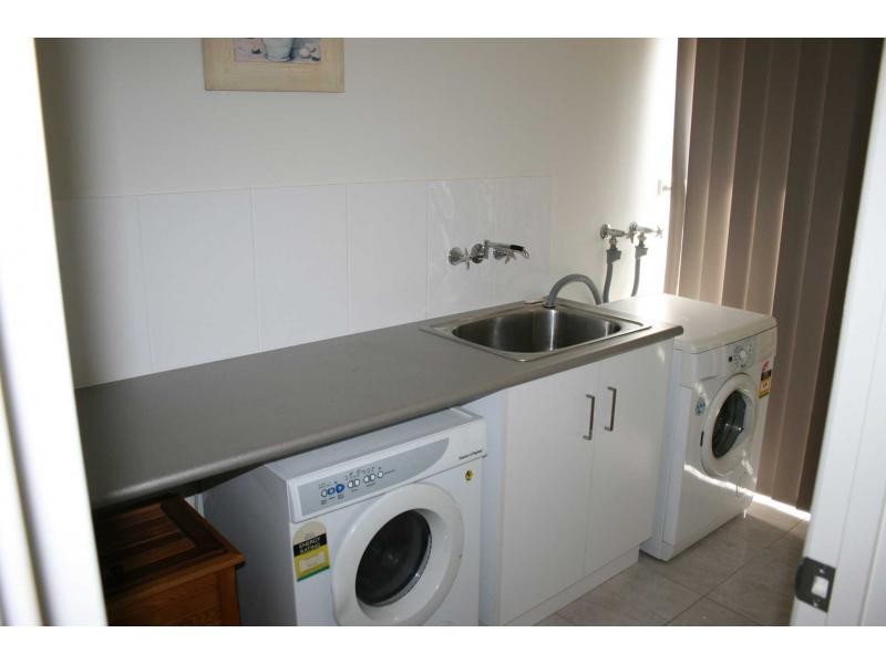 Unit 1/2 Meagan Close, Kearneys Spring QLD 4350