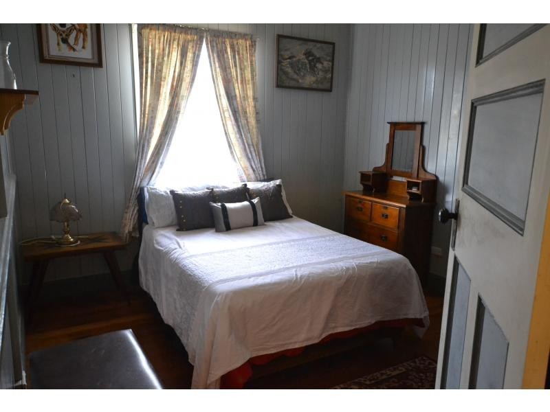 42 Railway Street, Cambooya QLD 4358