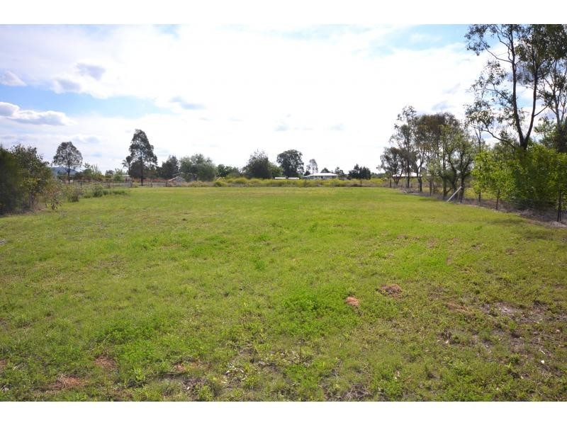 42 Railway Street, Cambooya QLD 4358