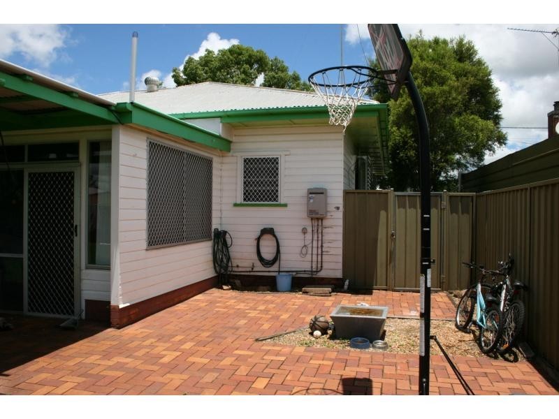 89 Anzac Avenue, Newtown QLD 4350