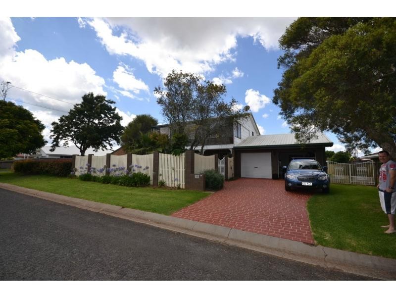 22 Cambridge Street, Harristown QLD 4350