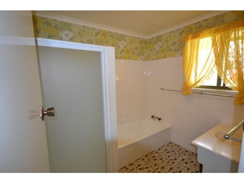 1 Reginald Street, Mount Lofty QLD 4350