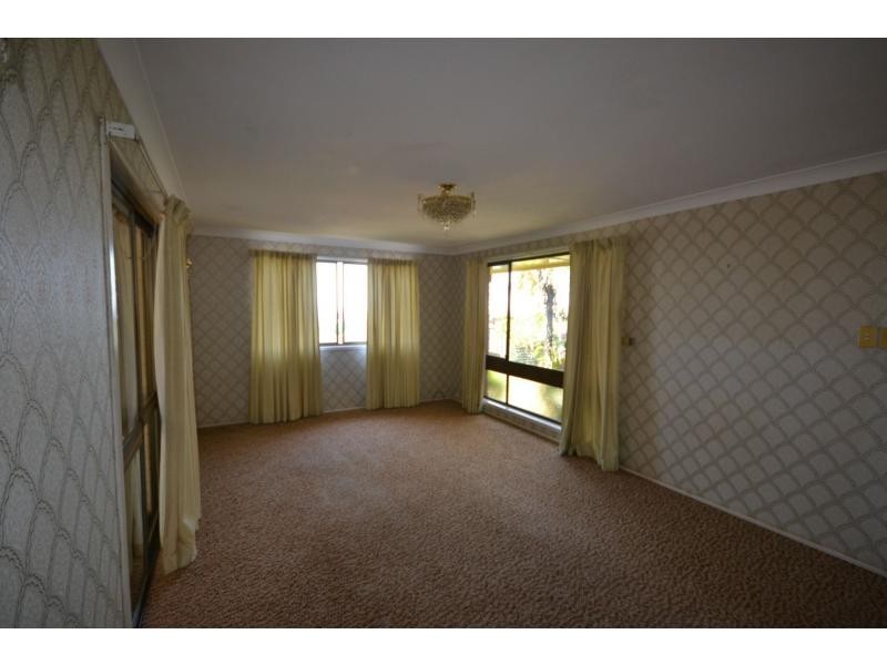 1 Reginald Street, Mount Lofty QLD 4350