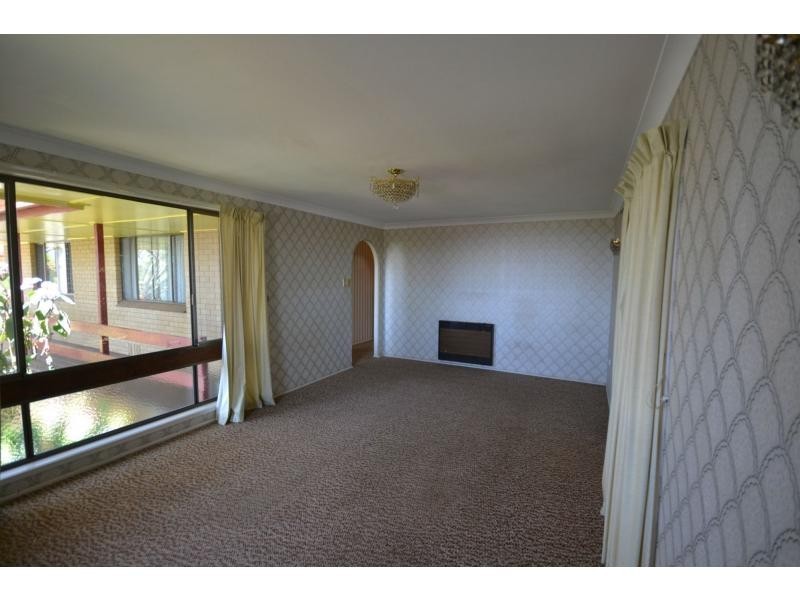 1 Reginald Street, Mount Lofty QLD 4350