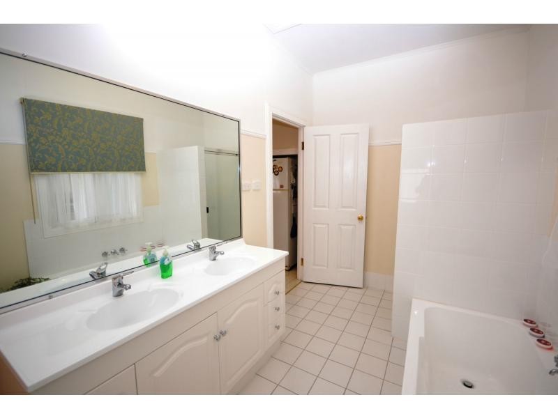 42 Toowoomba Road, Oakey QLD 4401