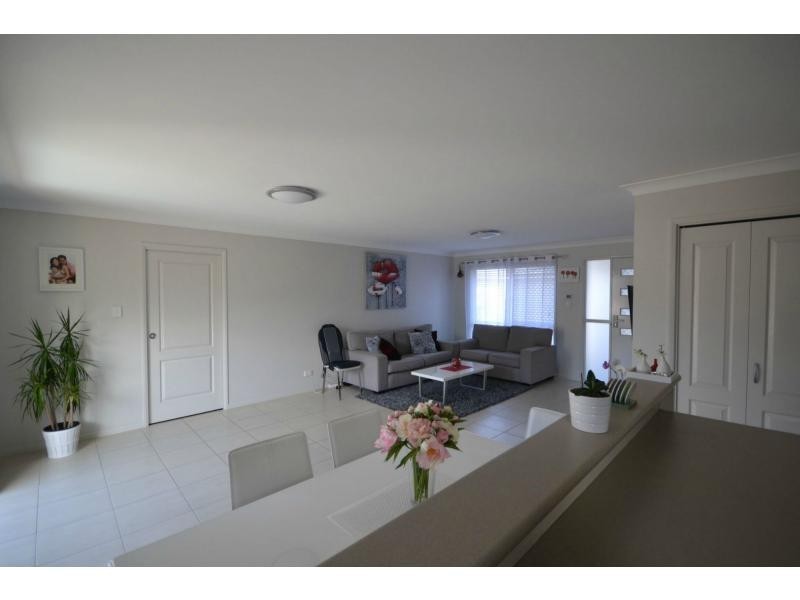 Unit 4/11 Hillside Street, Newtown QLD 4350