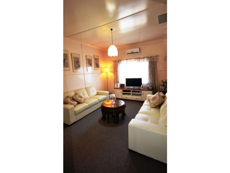 25 Queen Street, Oakey QLD 4401