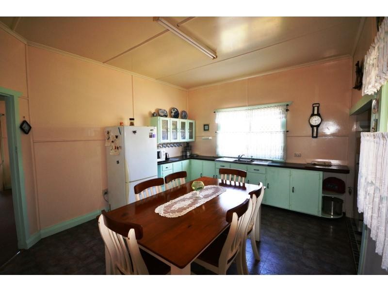 25 Queen Street, Oakey QLD 4401
