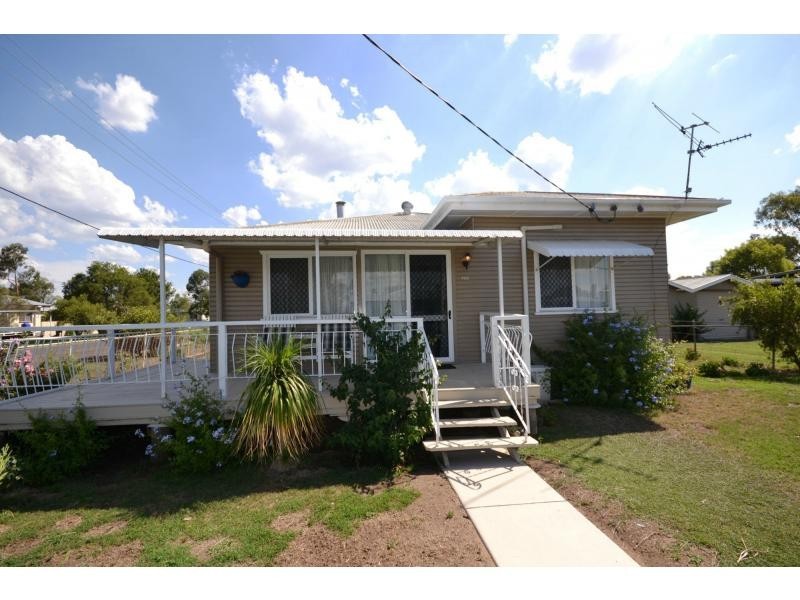 25 Queen Street, Oakey QLD 4401