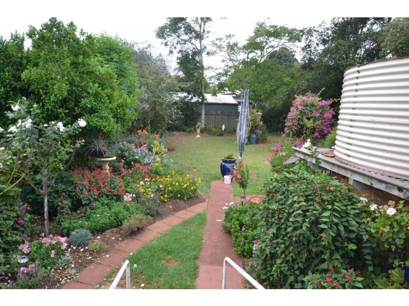 2 Whitefriars Street, Rockville QLD 4350