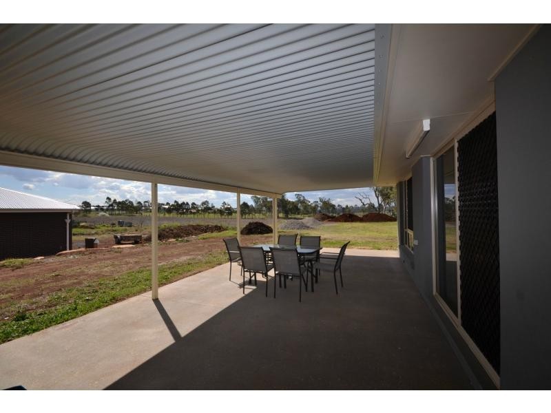 16 Phipps Drive, Meringandan West QLD 4352