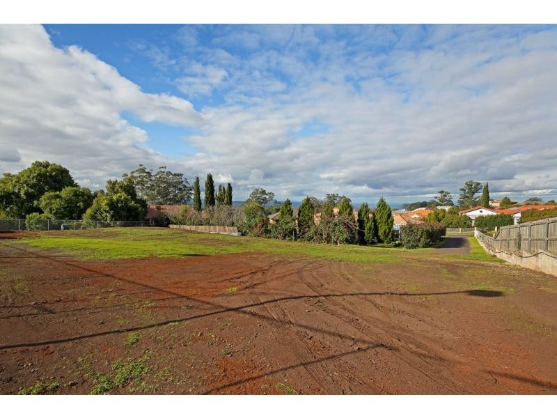 23B Windemere Terrace, Mount Lofty QLD 4350