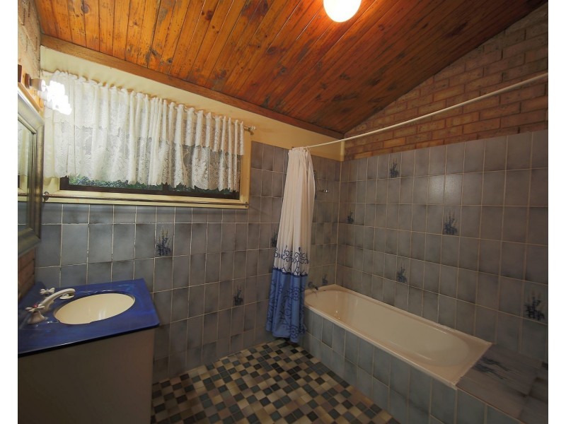 40 Nixon Rd, Thirlmere NSW 2572