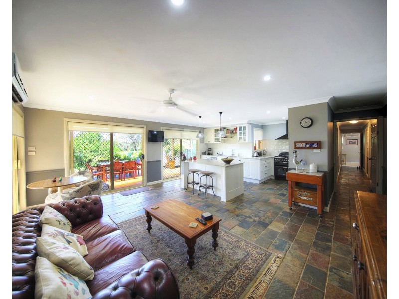 35 McWilliam Dr, Douglas Park NSW 2569