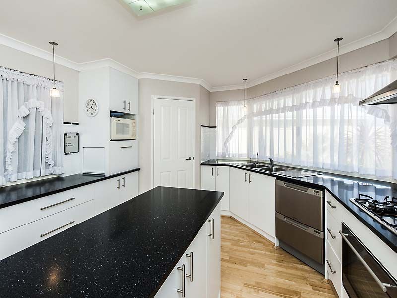 6 Dyer Lane, Lakelands WA 6180