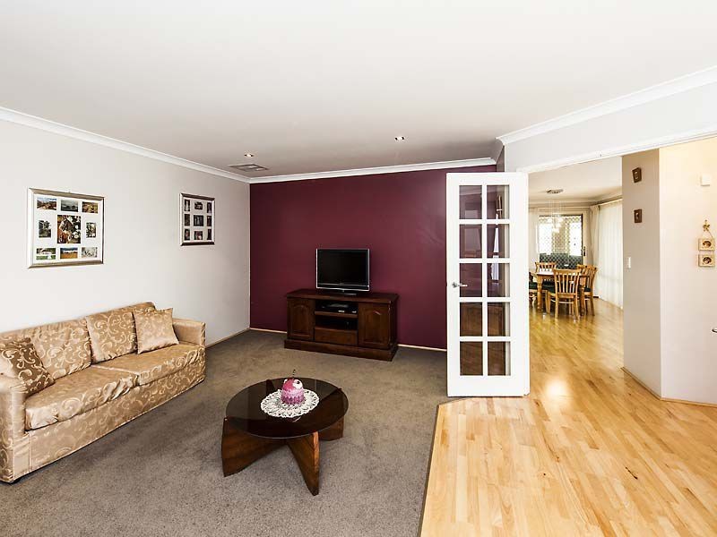 6 Dyer Lane, Lakelands WA 6180