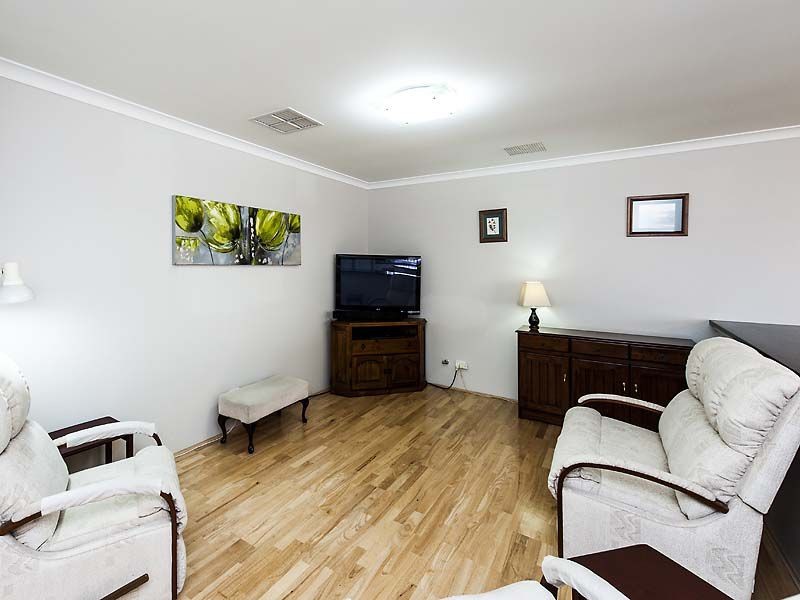 6 Dyer Lane, Lakelands WA 6180