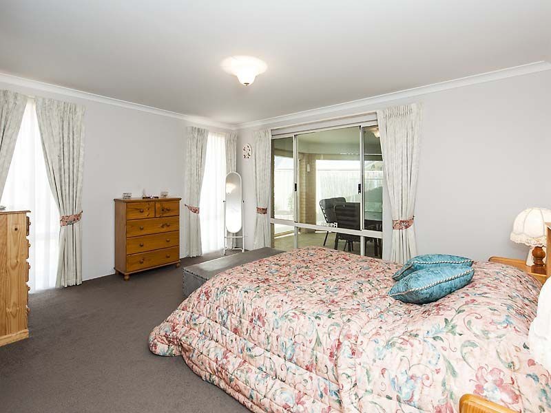 6 Dyer Lane, Lakelands WA 6180