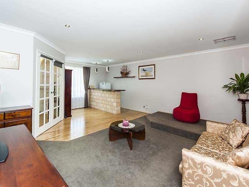 6 Dyer Lane, Lakelands WA 6180