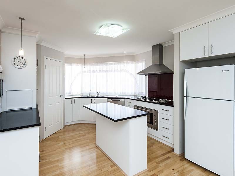 6 Dyer Lane, Lakelands WA 6180