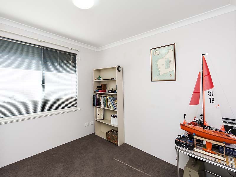 6 Dyer Lane, Lakelands WA 6180