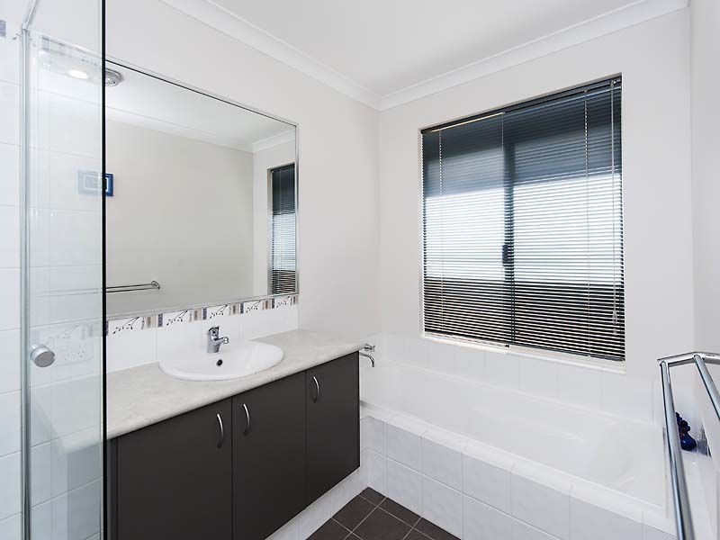 6 Dyer Lane, Lakelands WA 6180