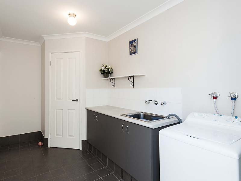 6 Dyer Lane, Lakelands WA 6180