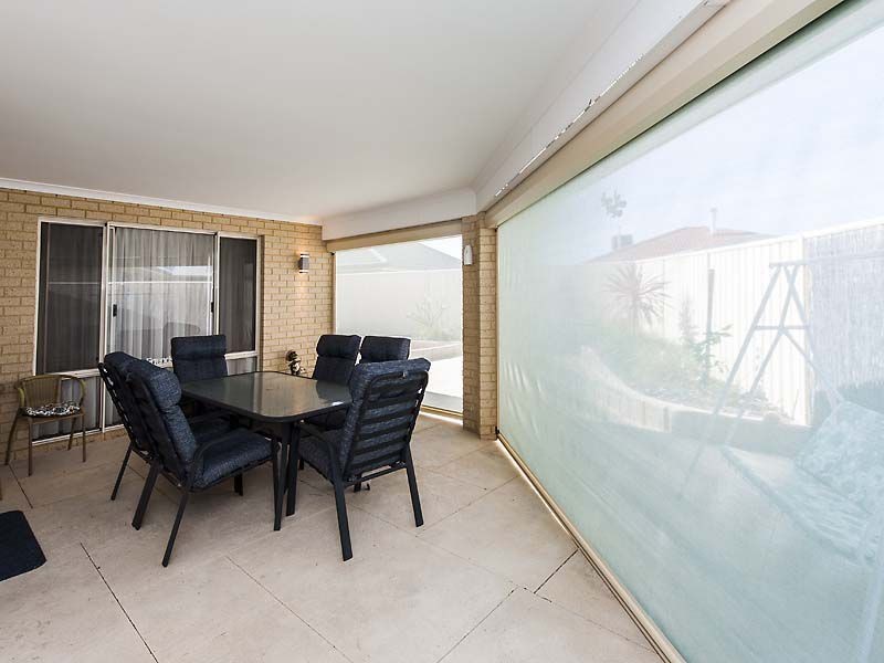 6 Dyer Lane, Lakelands WA 6180