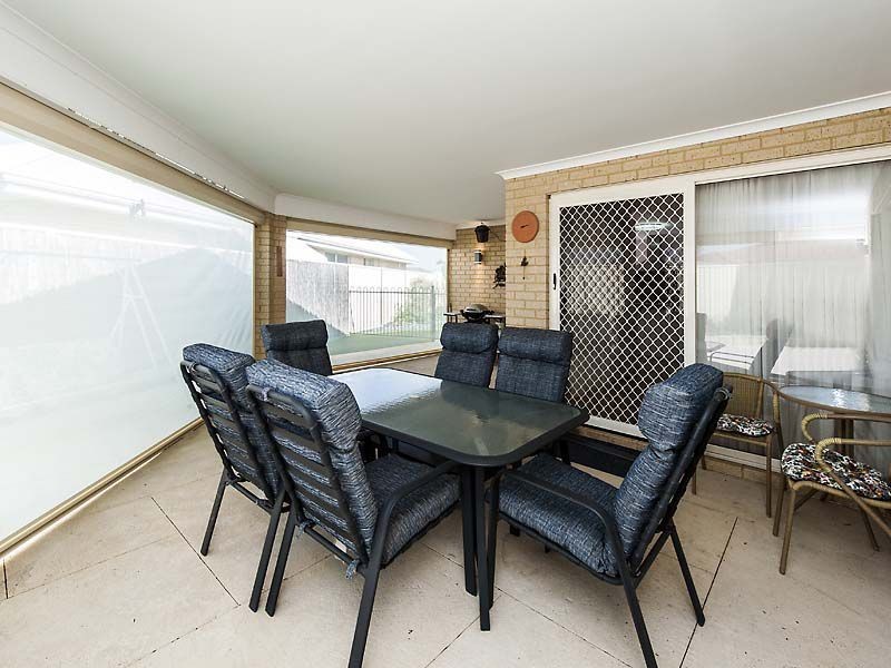 6 Dyer Lane, Lakelands WA 6180