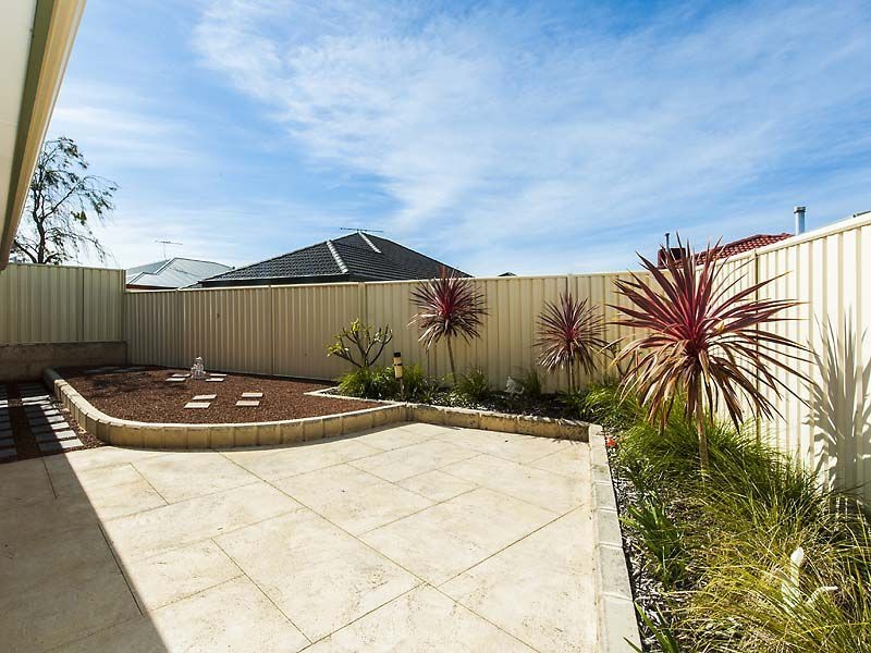 6 Dyer Lane, Lakelands WA 6180