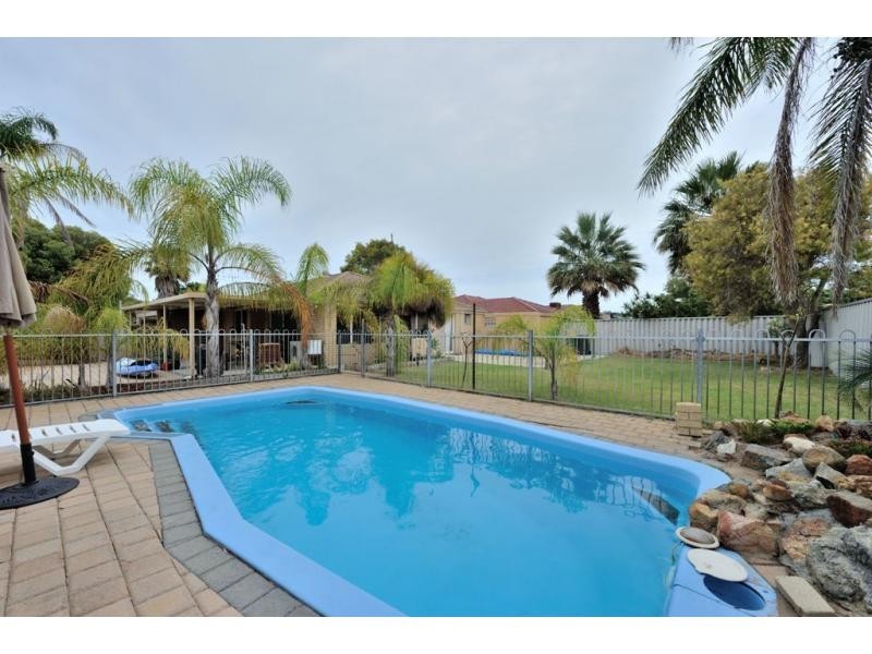 4 Chittering Place, Cooloongup WA 6168
