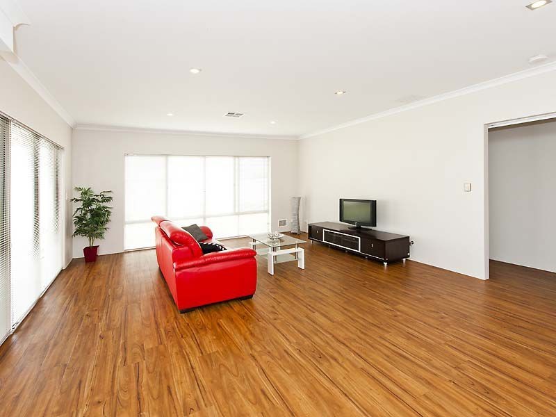 18 Newbridge Street, Meadow Springs WA 6210