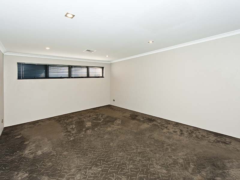 18 Newbridge Street, Meadow Springs WA 6210