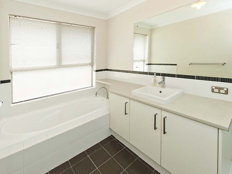 18 Newbridge Street, Meadow Springs WA 6210