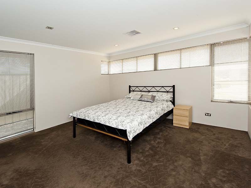 18 Newbridge Street, Meadow Springs WA 6210