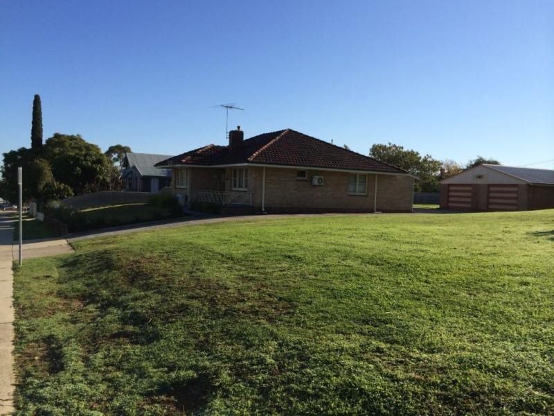 25 Fourth Road, Armadale WA 6112