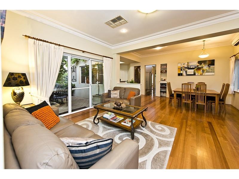 8 Crest Avenue, Mount Pleasant WA 6153