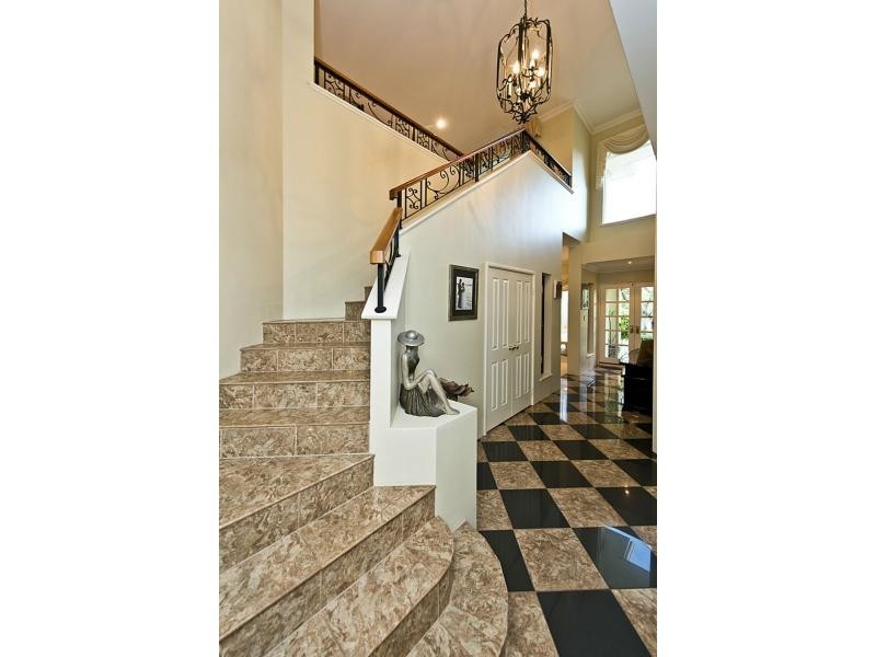 8 Crest Avenue, Mount Pleasant WA 6153