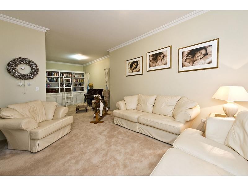 8 Crest Avenue, Mount Pleasant WA 6153