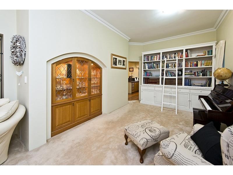 8 Crest Avenue, Mount Pleasant WA 6153