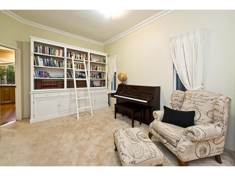 8 Crest Avenue, Mount Pleasant WA 6153