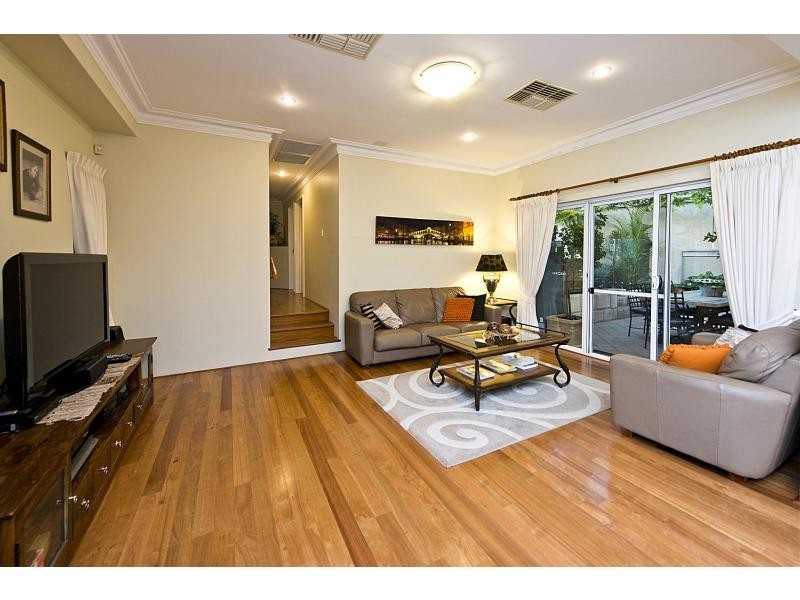 8 Crest Avenue, Mount Pleasant WA 6153