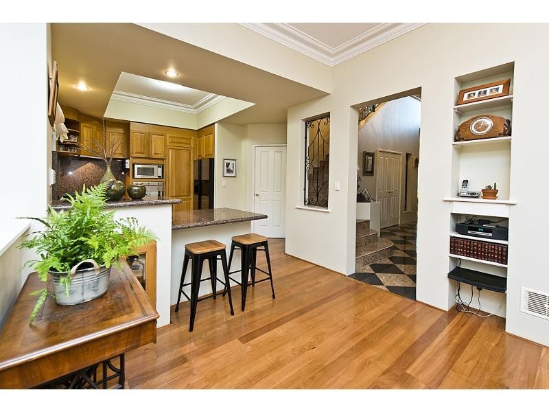 8 Crest Avenue, Mount Pleasant WA 6153