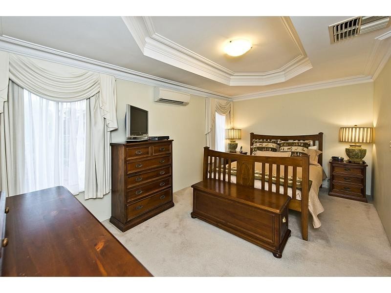 8 Crest Avenue, Mount Pleasant WA 6153