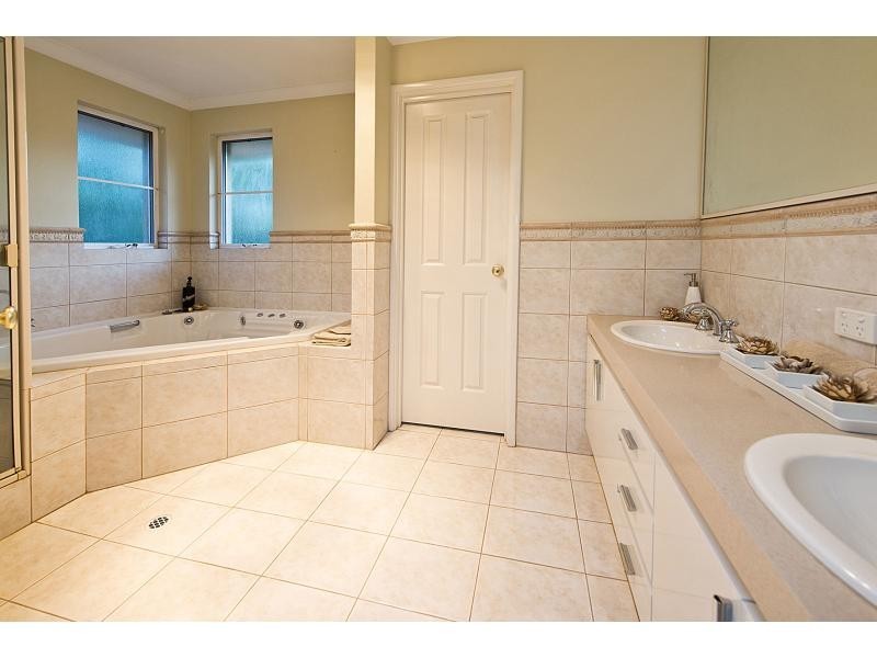 8 Crest Avenue, Mount Pleasant WA 6153