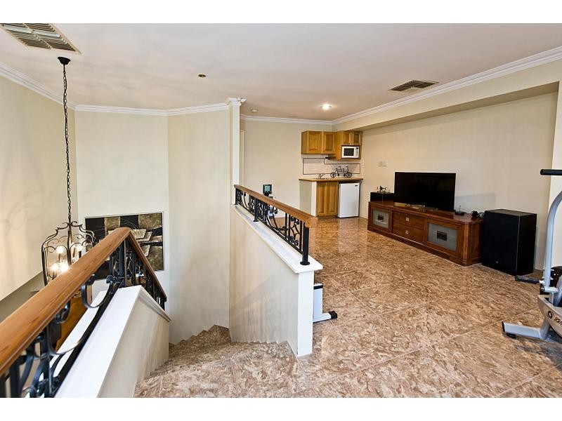 8 Crest Avenue, Mount Pleasant WA 6153