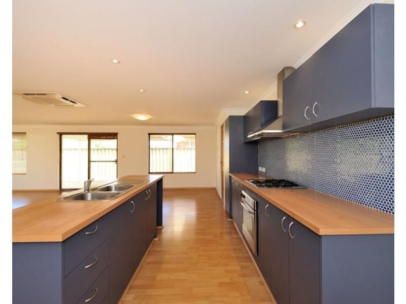 8 Rueval Court, Port Kennedy WA 6172