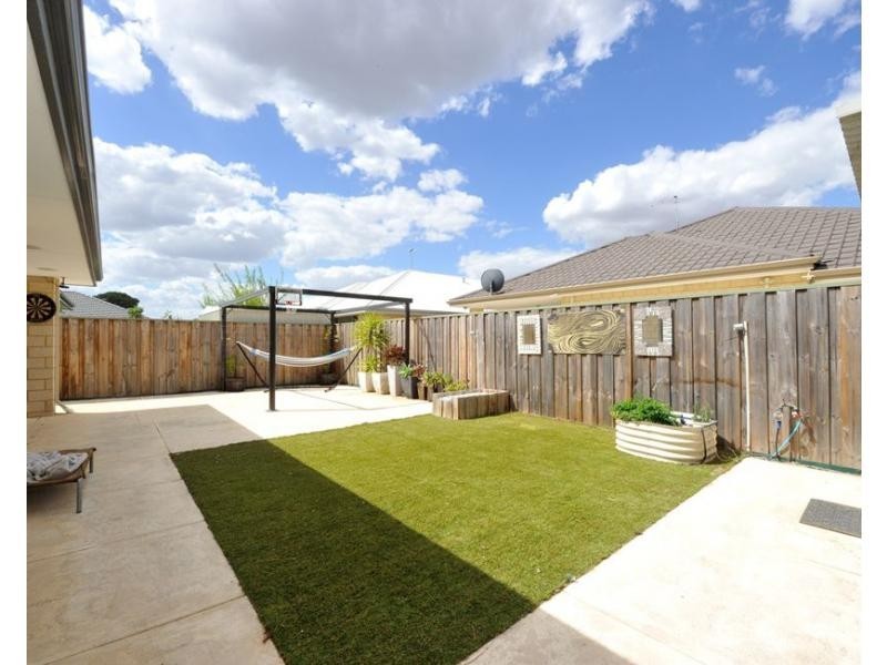 23 Moonstone Parkway, Wellard WA 6170