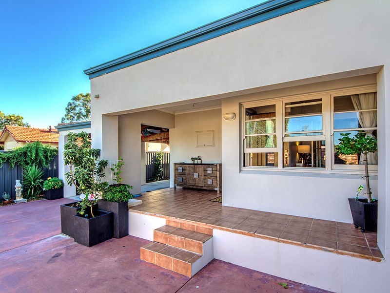 17 North Lake Road, Alfred Cove WA 6154